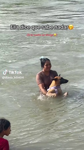 Niña nadando con mascotas: ¡Momentos divertidos!