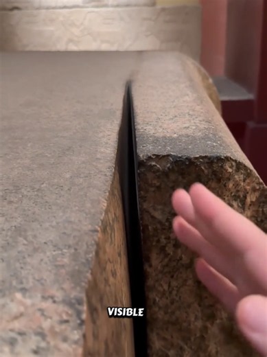 Inside the Egyptian Museum in Cairo… an unfinished granite sarcophagus preserves visible cutting marks left behind thousands of years ago. Its unfinished state continues to raise questions about how ancient Egyptian craftsmen shaped such hard stone… —and what techniques they may have used. One unfinished object… still inspiring debate today. #AncientEgypt #AncientEngineering #HistoryMystery #HiddenHistory #DidYouKnow