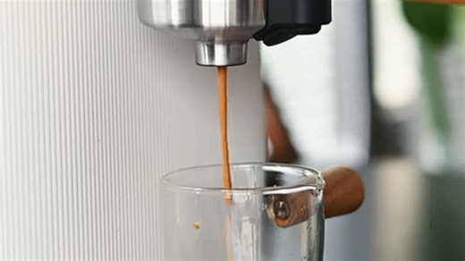 用Nespresso Pixie咖啡机1分钟轻松制作意式浓缩，小巧机身适合厨房空间，一键出杯，香浓口感媲美咖啡馆，每天早晨都像在意大利喝咖啡。