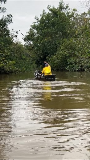📍Manepɨlɨ, village Pierre. Un homme, sa pirogue, et toute une tradition kali’na qui se transmet dans le silence du fleuve. | Cindy B Photography