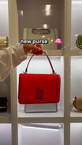 Therapy dupe? 👀👜 📍 Macy's ____ ¿Terapia engañada? 👀👜 📍 Macy's #WestlandMall #ShopWestland #Miami #Hialeah #Macys #Handbag #Purse #Fashion #Accessories | Westland Mall