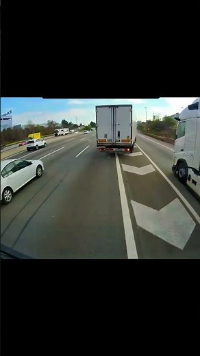 Crazy lane dive! circuliperladreta #truckdriver #lkw #camion #lorry #driver #fahrer #job #work
