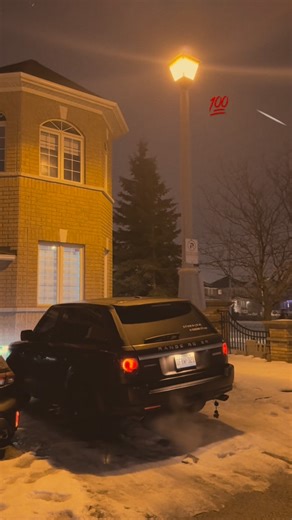 KALLI RANGE 🤍 on Instagram: "SARE BHULEKHE KAD DU PRA💯 日本利用压电瓷砖将脚步转化为电能。这些瓷砖捕捉来自你脚步的动能。当你行走时，你的重量和动作会对瓷砖产生压力。瓷砖会轻微弯曲，从而产生机械应力。瓷砖内部的压电材料将这种应力转化为电能。每一步都会产生少量电荷，而数百万步结合在一起就能产生足够的电力来驱动 LED 灯、数字显示屏和传感器。在像涩谷车站这样繁忙的地方，每天大约有 240 万个脚步为这一系统作出贡献。这些电能可以被储存或立即使用，从而减少对传统电力来源的依赖，并支持可持续的城市基础设施。这种方法将日常运动转化为实用的可再生能源 #日本 #知识 #事实 #你知道吗 #推荐 科技 创新 历史 技术 实验 热门 日本利用压电瓷砖将脚步转化为电能。这些瓷砖捕捉来自你脚步的动能。当你行走时，你的重量和动作会对瓷砖产生压力。瓷砖会轻微弯曲，从而产生机械应力。瓷砖内部的压电材料将这种应力转化为电能。每一步都会产生少量电荷，而数百万步结合在一起就能产生足够的电力来驱动 LED 灯、数字显示屏和传感器。在像涩谷车站这样繁忙的地方，每天