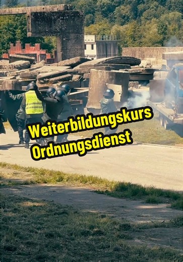 Taktik, Dynamik und Teamarbeit. Im Weiterbildungskurs für den Ordnungsdienst trainierten wir den Ernstfall – intensiv, realitätsnah und mit klarer Mission: gemeinsam für Sicherheit und Ordnung sorgen, wenn es darauf ankommt. #weiterbildung #ordnungsdienst #zentralschweiz #luzernerpolizei #polizeiluzern #füreuchimeinsatz