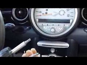 Remove the radio from the Mini Cooper - Mini (R55, R56, R57)