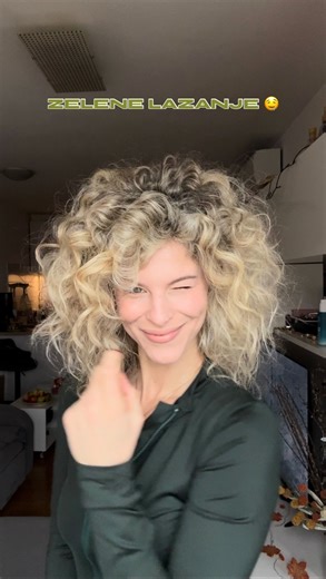 Eni Ðorđević🧑‍🍳🌶️🧄 on Instagram: "Tko je za ZELENE LAZANJEEE?? 🤤 Tijesto: * Svježi špinat * glatko brašno * jaja * sol Bolonjez: * mljeveno meso (junetina ili miješano) * Suncokretovo ulje @sunce.vinkovaca * Luk * Češnjak * Mrkva i celer * Crno vino * Pelati ili pasirane rajčice * Temeljac * sol, papar Bešamel: * Maslac * Glatko brašno * Mlijeko * Sol * Muškatni oraščić Za slaganje: * ribani sir (parmezan ili gauda) 1️⃣ Umijesite klasični tijesto, ali dodajte i špinat koji prvo blanširate,