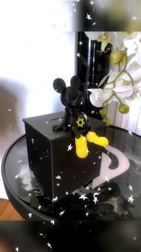 Tsedaka Mickey assis sur son socle noire , idée cadeau originale . Avec son collier maguen . Am Israël 🇮🇱. À commander sur mon vinted : deborah78945612 #pourtoi #ideecadeau #cadeaudenoel #2026 #israel