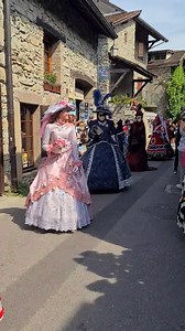 162K views · 4K reactions | UNE MAGNIFIQUE PARADE VÉNITIENNE... qui a fait revivre ce week-end les splendeurs de Venise ! Un magnifique défilé de costumes colorés dans les ruelles de la cité médiévale d'Yvoire (Haute-Savoie - France) Vidéo : Josy | La Place du Village | Facebook