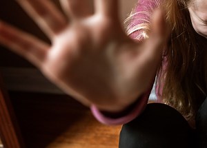 Στον εισαγγελέα ο δημοσιογράφος της ΕΡΤ: Έσπασε την κάτω γνάθο της συντρόφου του - Και η πρώην σύζυγος για κατάθεση - Documento