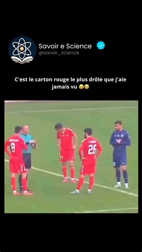 Savoir e science on Instagram: "Roberto Carlos a joué dans une publicité Pepsi hilarante avant la Coupe du Monde 2002. Dans le spot, un jeune homme lui tend un Pepsi à l’aéroport, et lorsque celui-ci s’incline, Carlos répond par une profonde révérence théâtrale. Plus tard, lors d’un coup franc, même le mur de défenseurs et le gardien de but s’inclinent par imitation – et à ce moment précis, Carlos marque un but. La publicité mêle avec brio son talent légendaire de footballeur à un humour léger, 