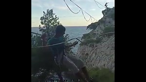 ⚠ Fail Friday ⚠ TLDR: My name is Benoit Brume, I am an experienced highliner. And I almost died because I forgot to leash in. ‼️ BUDDYCHECK YOURSELF AND OTHERS ‼️ 🔸 Place and context: I was attending an unofficial Highline gathering near Marseille, France with around 10 lines rigged in a small valley above the sea. The lines are about half above rock and half above the sea, the relief is progressive, so I would say a cozy and non intimidating spot. The spot was not new for me, and the atmospher