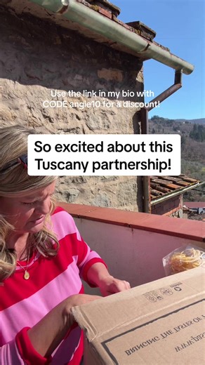 Unboxing Authentic Tuscan Delicacies with Passione Toscana