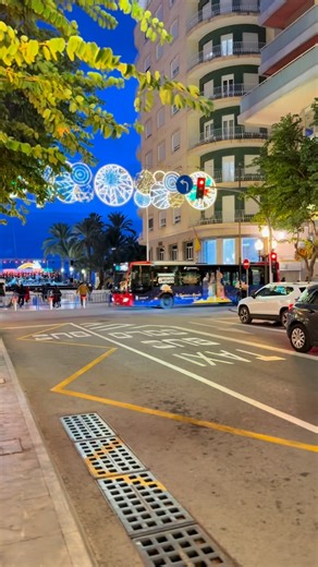 🎄 Bus gratuito de la Navidad – Alicante 🚌✨ 🗓️ Del 22 de diciembre al 6 de enero 🕘 Horario: 09:00 h – 22:30 h ⏱️ Frecuencia aproximada: cada 10 minutos 📍 Paradas principales: • Rambla • Luceros • Estación – Óscar Esplá • Calle Portugal • Federico Soto • Teatro Principal Recorrido circular por el centro para disfrutar de la Navidad de forma cómoda y sin coche ✨ . . 🎄 Free Christmas Bus – Alicante 🚌✨ 🗓️ From December 22 to January 6 🕘 Service hours: 9:00 AM – 10:30 PM ⏱️ Approx. every 10 m