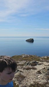 🌎 Twillingate Island is a natural wonderland with endless trails to explore!!!! The Rockcut Twillingate Trail System is incredible! Get out and awaken your adventurous side! 😉 Seen here is Spencer's Park and Batrix's Island (the locals call it Barricks Island), right to Spiller's Cove Cliffs in the distance! To get to the top of Batrix's Island, it's a short but steep incline to a birds eye view! Happy Adventuring! #twillingateandbeyond #exploreNL #explorecanada #newfoundland #twillingate #vis