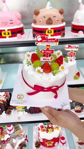 🎄🍰 KUNGFU BAKERY – MÙA NOEL “XINH – XỊN – XỊU” ĐỔ BỘ! 🍰🎄 Noel tới mà chưa có bánh đẹp để chụp hình – tặng người yêu – bán combo công ty – làm quà cho bé yêu thì là thiếu nửa cảm xúc rồi đó! 😍 Tại Kungfu Bakery, bánh Noel không chỉ là bánh – mà là một tiểu cảnh Giáng Sinh thu nhỏ: ✨ Gấu Noel – Người tuyết – Ông già Noel – Ngôi nhà tuyết lung linh ✨ Tone đỏ – trắng sang chảnh, chụp ảnh là auto xịn 💯 ✨ Bánh tươi mỗi ngày – làm thủ công – decor tỉ mỉ từng chi tiết ✨ Đủ size từ mini dễ thương đ
