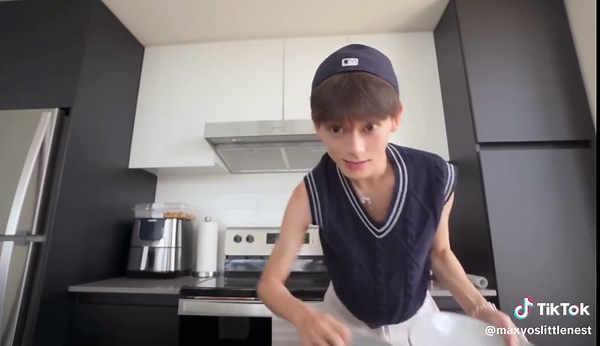 Yos cute moments, love this outfit 🦕🩵 #maxandyos #maxyos #yoscw #versusxiii #couplelove #lovingcouple #loveislove #couple #marriedcouple #blcouple #bl #boylove #love #fancut #youtuber #youtubers #sweetlove #cute #cuddles #kisses #夫夫 #夫夫日常 #情侣日常 #分享我的宝藏男孩 #my小窝