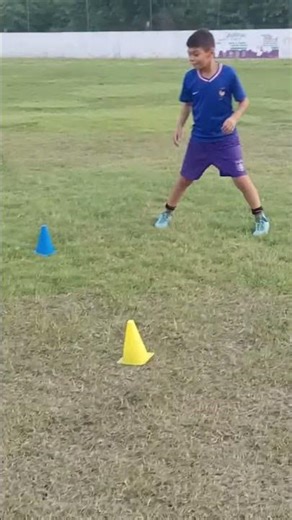 Concentración y habilidad para moverse al dar y recibir el pase ⚽#youtubeshorts #futbol #viral