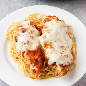Easy recipe for the best SKILLET CHICKEN PARMESAN. The whole family loves this one! Print the complete recipe here: http://www.recipegirl.com/2013/01/24/skillet-chicken-parmesan/ | RecipeGirl