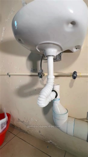Así se coloca una llave sencilla y su céspol a un lavabo