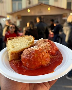È ora di pranzo, e in Puglia c’è un profumo che vince su tutto: quello della polpetta al sugo.Altro che hamburger o hot dog… Qui, tra i vicoli assolati e le cucine delle nonne, è la polpetta a raccontare storie d’amore, di famiglia, di domeniche lente.E vincerà sempre. Perché è fatta di mani, di tempo, di cuore.❤️ #ilmioviaggioinpuglia #puglia #saporidipuglia | Sapori di Puglia