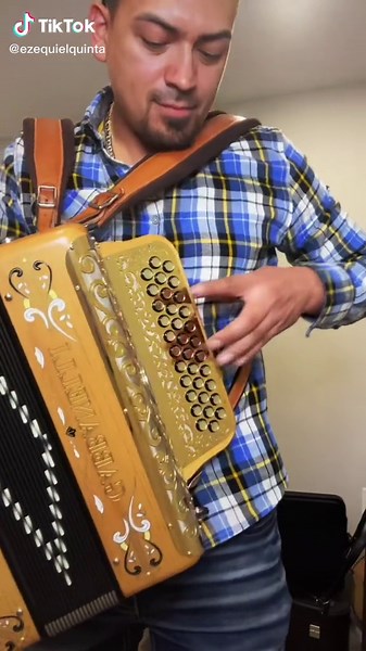 Since I see everyone air playing this I thought I’d play it for real 🪗 😝 #foryou #acordeon #acordeonista #houston #corridos #mexico