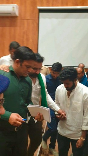 118K views · 35K reactions | ಈವತ್ತು ಧಾರವಾಡದ ಜಿಲ್ಲಾ ಪಂಚಾಯತ್ ಕಛೇರಿಯಲ್ಲಿ ಜಿಲ್ಲಾ ಉಸ್ತವಾರಿ ಮತ್ತು ಕಾರ್ಮಿಕ ಸಚಿವರಾದ ಸನ್ಮಾನ್ಯ ಶ್ರೀ ಸಂತೋಷ್ ಲಾಡ್ ಸರ್ ಅವರನ್ನು ಭೇಟಿಯಾದ ಕ್ಷಣ  | Arjun Patil | Facebook