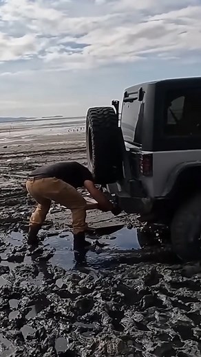 32K views · 555 reactions | Jeep Stuck at the Bottom of the Great Salt Lake! #trucking #jeep #saltlake #offroad4x4 #reels | Matt's Offroad Recovery | Facebook