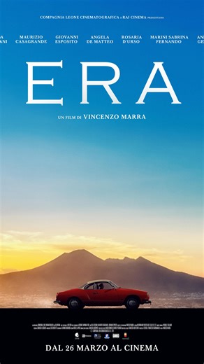 🎬 ERA: La sfida di Vincenzo Marra Quando Vincenzo Marra, regista napoletano pluripremiato (con cui abbiamo già collaborato per ben tre film), ci ha parlato per la prima volta di una commedia, siamo rimasti senza parole... 😶 Marra è da sempre rinomato per il suo iper-realismo. Poi abbiamo letto lo script di ERA. E siamo rimasti di nuovo senza parole! 💥 📜Uno script divertentissimo, un cast pazzesco, attrici e attori che si sono appassionati profondamente al progetto. E, senza esagerare, una de