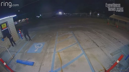 WARNING - GRAPHIC CONTENT: Jaw-dropping video shows two suspects dousing gasoline onto an east Bakersfield business early Monday morning, before mistakenly setting themselves on fire. Eyewitness News with the dramatic footage, including what the business owner is saying. DETAILS: https://bit.ly/3i8Gq6N VIDEO: Servicio de Inmigración | BakersfieldNow