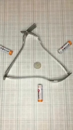 Physics experiment with spoon and battery 😱😱.#experiment #science #viral #reel #explore #diy #facts #tiktok | Hsexperiment335