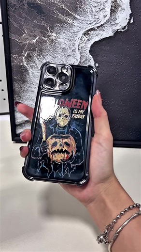 🎃 Halloween fans, look! 🦇 This case has Michael Myers (Halloween), Scream’s ghostface, Coraline, Jack Skellington (The Nightmare Before Christmas), plus pumpkins, ghosts, “Trick or Treat” & spooky skeletons. A total Halloween movie mashup for your phone! Tough & stylish. Tap to get spooky! 🚀 #Halloween #Horror #scream #michaelmyers #jack