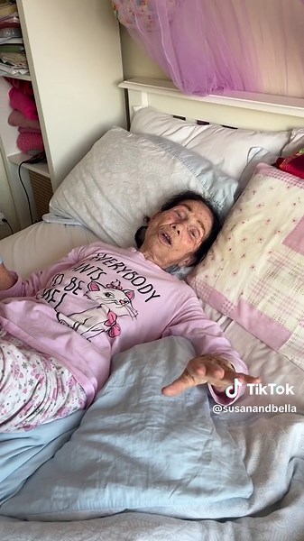 #happysaturday #fyp #chats #joancollins #exercise #morning #funny #singing #elderly #elderlycare #sunshine #motherdaughter #94yearsyoung