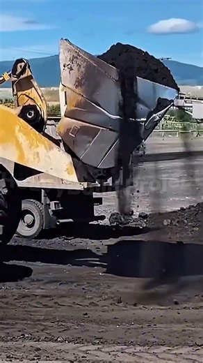 CAT 990 Loading Coal in ONLY 2 SCOOPS! 🔥 #heavyequipment #machinerymoving #earthmoving