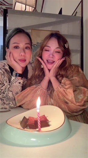 缘分真的很奇妙 🤍 世界这么大🌍 我们却在茫茫人海中遇见了彼此 👭 我们之间没有太多甜言蜜语 只有真诚 理解和尊重 🥰 谢谢你😘 知道我确诊肺癌… 还愿意陪我走完手术前的最后一段旅行✈️ 那份陪伴我会永远记在心里 ♥️ 亲爱的 … 我平安回来兑现我们的约定啦 🎂 愿我们岁岁平安 🙏🏼 一起庆祝更多更多的生日🎂 爱你 💋 #生日快乐 #感恩相遇 #陪伴的力量 #姐妹情深 #一路同行