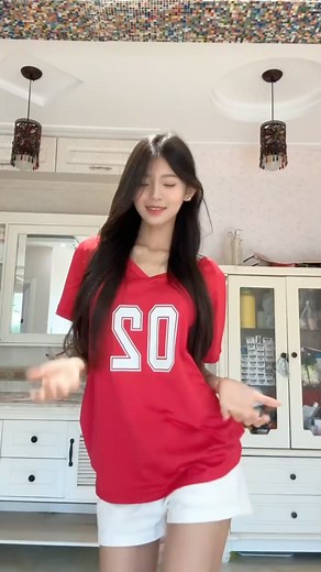 Jenny Nii on Instagram: "靠近我就是晴天☆*:.｡. o(≧▽≦)o .｡.:* #抖音潮流舞蹈地图 #ootd穿搭 #体育生 #扭一扭 #运动女孩"