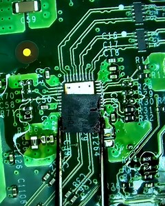 Watching these tech repairs super up close under the microscope is amazing! 🔬📱 | UNILAD Tech