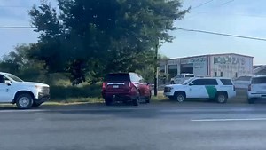 240K views · 770 reactions | Los agentes de la Patrulla Fronteriza del DPS y del Sheriff del Condado de Starr están llevando a cabo una operación en Rio Grande City, la autopista 83, pasando Hernandez Rd., en dirección a Roma, Tx. | El Tejano | Facebook