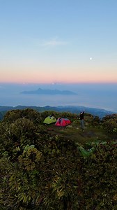 Magnifique survol du mont #Aorai ce jeudi 6 novembre au petit matin (5 heures) avec la vue sur #Moorea et le mont #Orohena. Lendemain de super lune avec un paysage incroyable et une énergie paisible. Deux campeurs anonymes partagent ce moment hors du temps… #birdview | Polynésie la 1ère