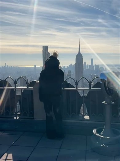Anna Rozīte ❤️Uztura speciāliste on Instagram: "Ko darīt Ņujorkā (īpaši ziemā)?! 1. Ņemot vērā jet lag, tad pirmajā dienā, manuprāt, laba doma no paša rīta doties uz Brooklyn Bridge. Pie viena apskatot arī Manhattan bridge. The DUMBO Manhattan Bridge View ir vieta, kur var tikt pie ikoniskās bildes ar Manhattan tiltu. 2. Laicīgi ir vērts pieteikties uz kādu skatu laukumu, lai redzētu Ņujorku no augšas. Summit, The Top of the Rock, One World, Empire state building u.c. Ir arī vairāki restorāni ar