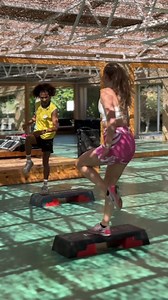 Step Aerobic für Fortgeschrittene mit Damian 🔥 Bring deine Energie mit choreografischen Schrittfolgen zu kraftvollen Beats in Schwung.💪 Markiere deinen Workout-Buddy!💬 ***** Step Aerobic Advanced with Damian 🔥 Boost your energy with choreographed moves to powerful beats.💪 Tag your workout buddy!💬 | TUI MAGIC LIFE