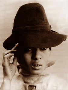 Remembering Ronnie’s sis, fellow Ronette Estelle Bennett on her birthday. Stylish, beautiful, kind and smart-she was Valedictorian of her High School class! Estelle’s sense of fashion helped put the Fab in the Fabulous Ronettes. | Ronnie Spector