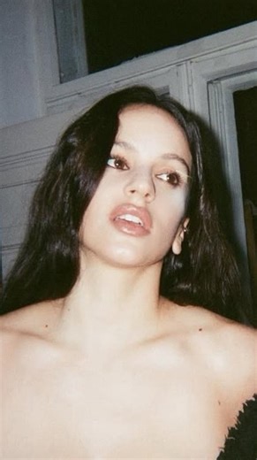 NOIR | Y se hizo la Lux. @rosalia.vt presentó su nuevo proyecto, Lux, en una sesión privada en la Ciudad de México. Con un halo en el pelo y en... | Instagram