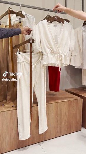 3 looks de verão para o trabalho com a Dudalina! ☀️✨ Descubra peças elegantes e leves que elevam a sua sofisticação enquanto mantêm o frescor. Vista-se para o sucesso com a moda que combina elegância e leveza. #Dudalina #FashionContent #FashionTiktok #SummerOutfits