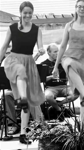 🎻🪕Porch Dancing to Old Joe Clark 🎶 #traditionaldance #folkdance #fiddle