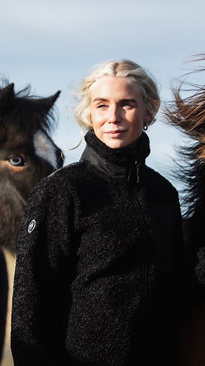 Get to know DIMMA ✨ Our Unisex Teddy Jacket that effortlessly blends style and function in timeless black. Made for comfort, it transitions seamlessly from stable to leisure. The thoughtful chest pocket with a secure zipper ensures easy access, whether in the saddle or elsewhere. The high collar not only adds a contemporary touch but also offers extra warmth and protection from the elements in the stable. Crafted from 78% Polyester and 22% Spandex, the jacket combines an attractive design, funct