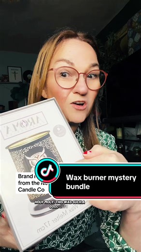 If you love surprises and cosy home vibes, this mystery bundle is such a fun one. For £20, you’re getting five items in total, all chosen at random, so it’s a proper lucky dip. Inside each bundle there’s one electric touch wax melt burner, two mystery wax melt snap bars, and two gonk-shaped wax melts. You don’t know the scents or designs in advance, which is half the joy. The electric burner means no naked flames, so it’s ideal for evenings when you want a relaxed, low-effort cosy atmosphere. Ju