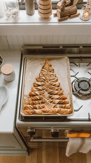 Christmas tree garlic twists! 🎄😍 Bringing back this delicious recipe from last year’s archive. Still highly recommended it as a holiday appetizer for this upcoming season! It’s so easy to make and delicious…details below! Recipe by @halfbakedharvest ingredients: 🎄2 packs of fresh store bought pizza dough (I got mine at Whole Foods) 🎄All purpose flour for rolling 🎄1 head of garlic 🎄1 stick of butter (softened at room temp) 🎄1/2 cup grated parmesan 🎄2 teaspoons dried basil 🎄1 teaspoon dri