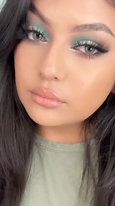 177K views · 7.5K reactions | Easy eyeshadow tutorial with a little pop of color #eyeshadowtutorial #makeuptutorial #stepbystepeyeshadowtutorial | Lupe Torres | Facebook
