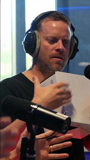 Vojta Dyk zazpíval song "Zatancuj si so mnou" v Ranní show
