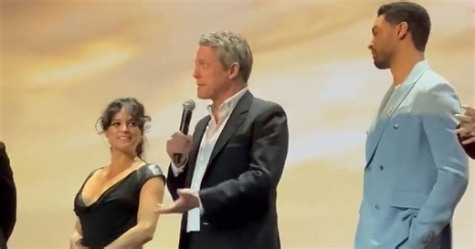En vidéo, Hugh Grant crée la surprise en s'exprimant dans un français parfait à Paris